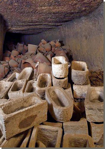 Lege sarcofaagjes in de ibis catacomben.