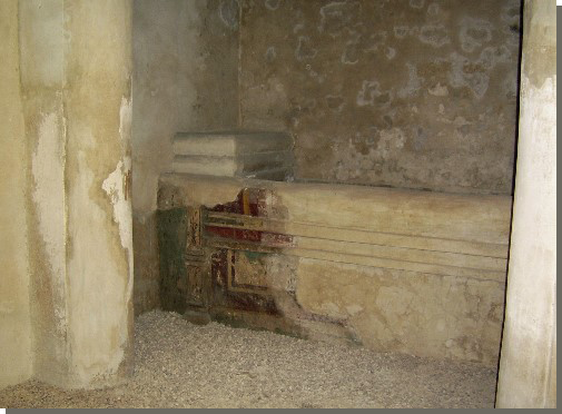 Sarcofaag in de vorm van een bed in het tweede graf. Foto Lida de Jong