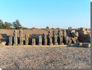 Beelden van Moet als Sachmet, tempel van Moet te Karnak