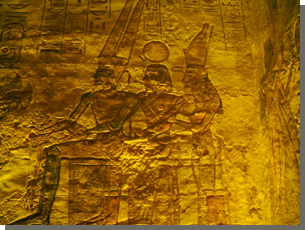 Moet achter Amon en Ramses II in Aboe Simbel.