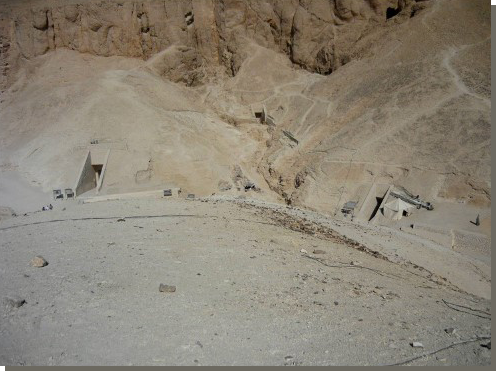 Rechts op de foto de ingang van het graf van Ramses II.
