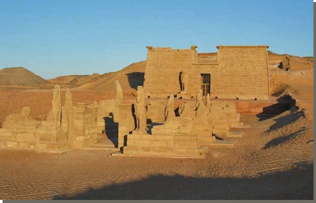 Overzichtsfoto van de tempel van Ramses II in Wadi es-Seboea.