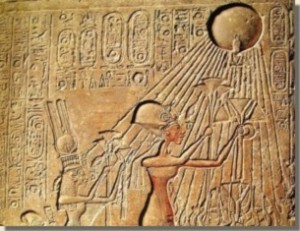 Achnaton en Nefertiti aanbidden de Aton. Reliëf uit de tempel van Karnak. Neues Museum Berlijn.