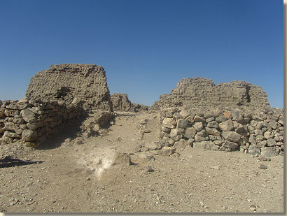Restanten van de tempel op de heuvel van Thot. Foto: Mariëlle van Kampen