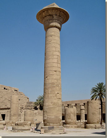 Zuil van Taharka, eerste hof Karnak-tempel, Loeksor.