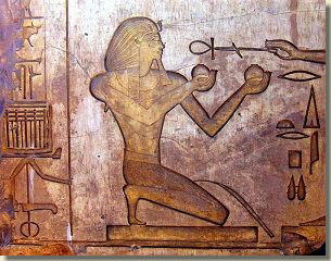 Thoetmoses II offert wijn in de tempel van Karnak.