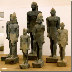 Zeven koningsbeelden uit Dokki Gel, Kerma Museum, Soedan.