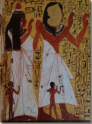 Pasjedoe, zijn echtgenote, een zoon en een kleindochter in aanbidding