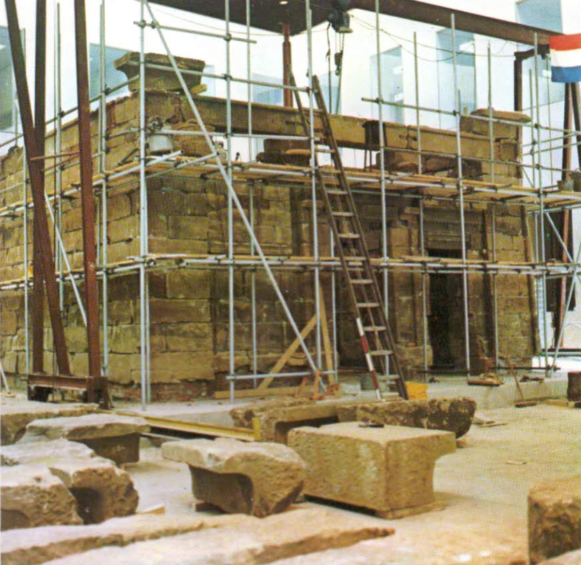 Opbouw van de Taffeh tempel in de grote zaal, 6 september 1978.