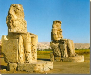 De Memnon-kolossen, zitbeelden van Amenhotep III, Loeksor.