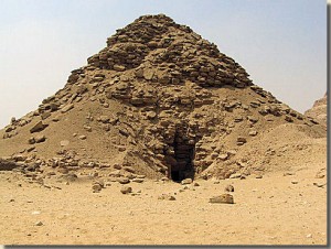 De noordzijde van de piramide van Oeserkaf.