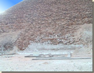 Oostzijde van de rode piramide van Snofroe, Dasjoer.