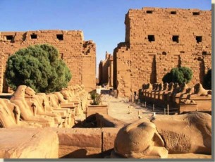 De sfinxenallee voor de tempel van Karnak.