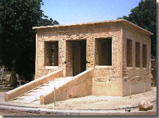 De witte kapel van Senwosret I, openluchtmuseum van Karnak, Loeksor.
